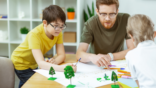 kinderen en laraar werken samen een plan uit