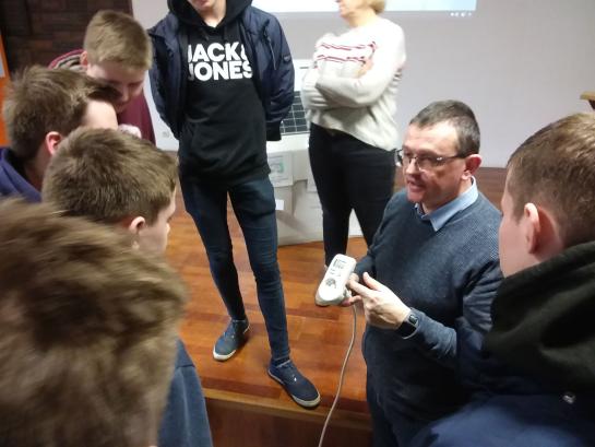 leerkracht Kris Verheyen met energiemeter tussen leerlingen