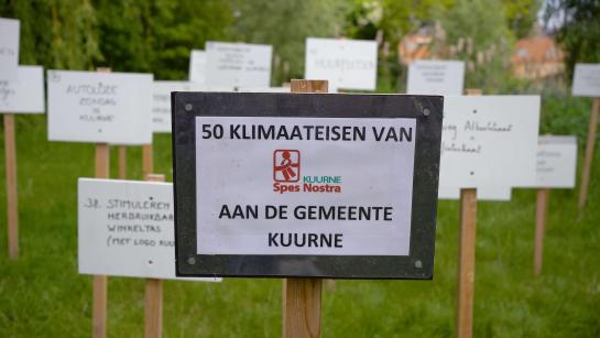 50 bordjes met klimaateisen van Spes Nostra