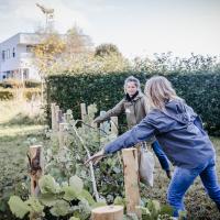 Leerkrachten werken in de tuin