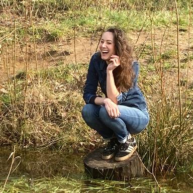 kleuterjuf Els Beeckx aan de waterkant