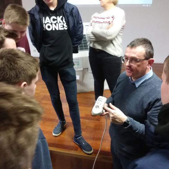 leerkracht Kris Verheyen met energiemeter tussen leerlingen