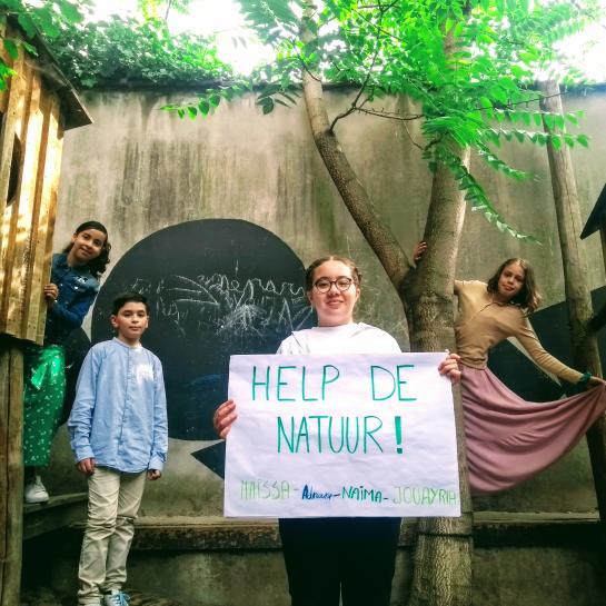 4 kinderen tonen pancarte met slogan 'Help de natuur'